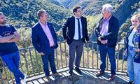 Valverde ensalza el potencial natural y paisajístico de Navas de Estena y destaca la importancia de prestar apoyo a los municipios pequeños