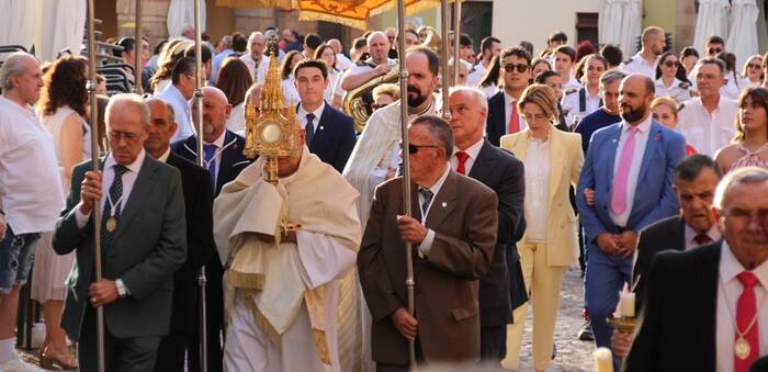 La Solana celebra el Corpus con nuevo itinerario y ornamentación vecinal sin precedentes