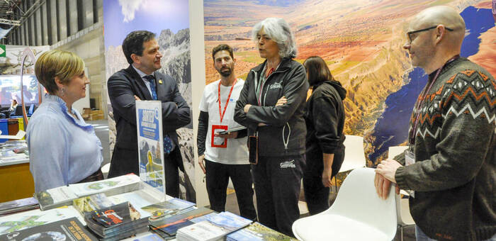 El Geoparque Volcanes de Calatrava despierta interés creciente en FITUR según comprueba el presidente de la Diputación