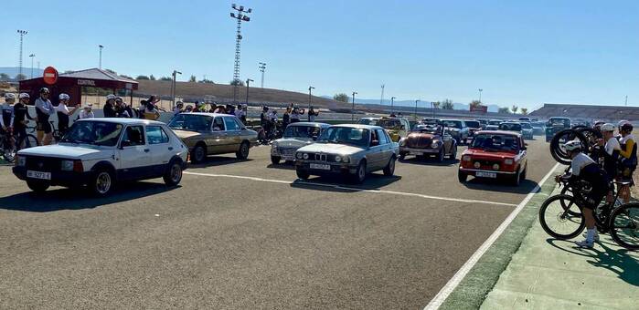 Albacete rinde homenaje al Automóvil Club Mancha en su 25º aniversario con un desfile de vehículos históricos