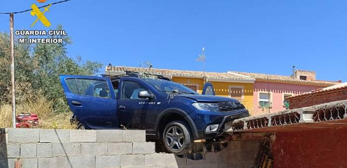 Rescatado con vida un conductor de 73 años tras quedar su vehículo colgado en un precipicio de la carretera Mazuza-Socovos