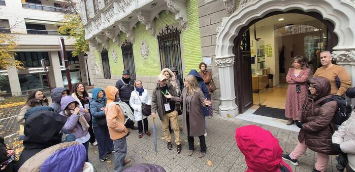 Viajeros del Tren de la Cuchillería descubren la tradición artesanal de Albacete