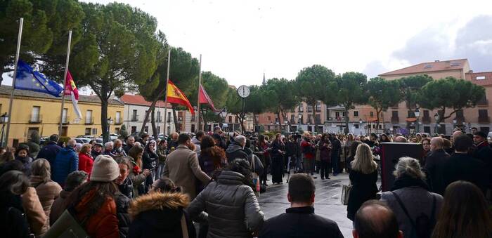Torrijos guarda un minuto de silencio para condenar el asesinato machista de una mujer de 39 años