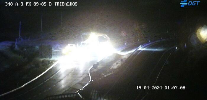 Cae un camión transportado por otro en la A-3 y obliga a cortar la autovía en Villarrubio (Cuenca)