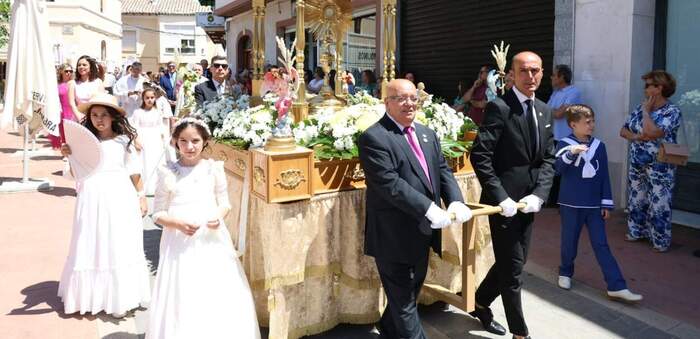 Villacañas vive en las calles la festividad del Corpus Christi con decenas de niños y niñas que han recibido este año su Primera Comunión