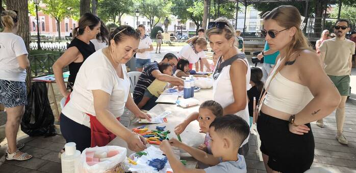 Familias y niños participan en el taller de Pandorga de la Asociación de Dulcineas