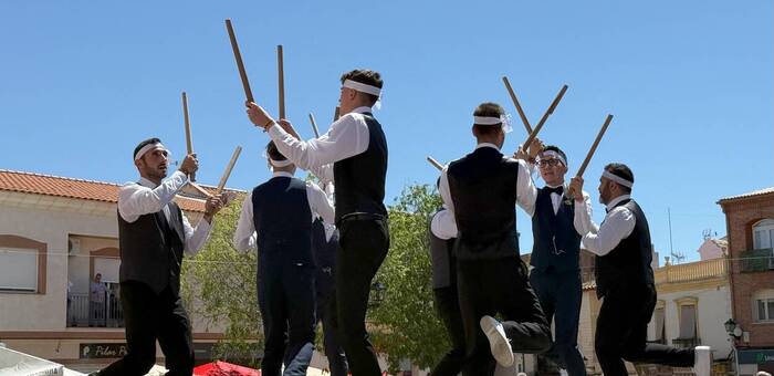 Villacañas celebra la presentación de los Danzantes del Santísimo Cristo de la Viga en una mañana soleada