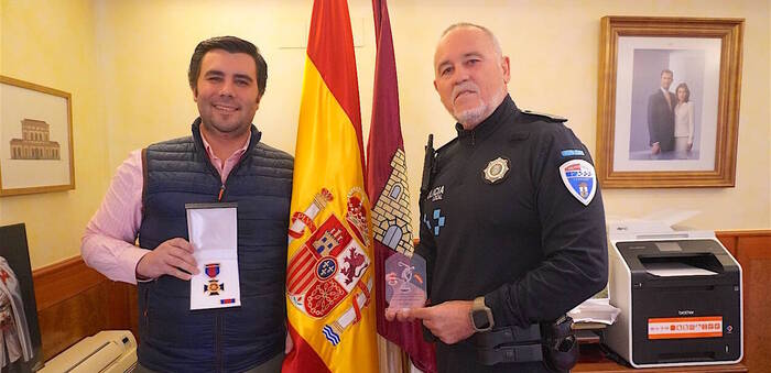 El jefe de la Policía Local de Torrijos recibe el reconocimiento municipal por su destacada trayectoria