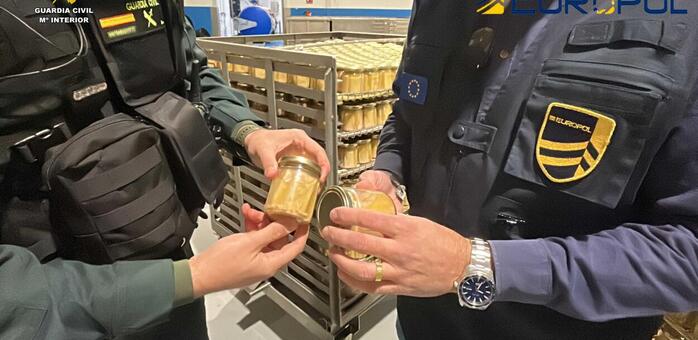 La Guardia Civil incauta en una empresa riojana 120.000 botes de conserva de atún y 45.000 litros de aceite