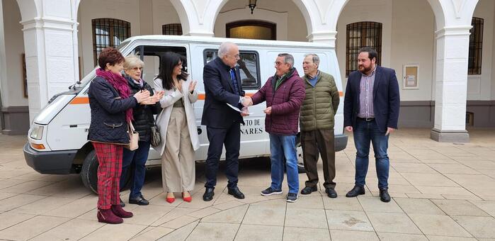 Manzanares dona una furgoneta que prestará servicio a las casas de enfermos saharauis en Argel