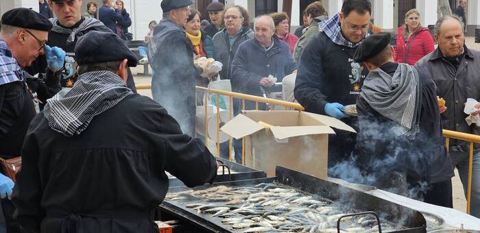 Manzanares desafía la lluvia con una sardinada popular previa al Entierro de la Sardina
