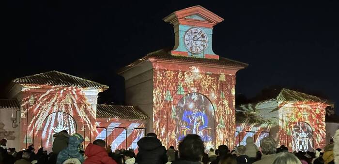La Puerta de Hierros brilla con cinco pases diarios del vídeo mapping navideño