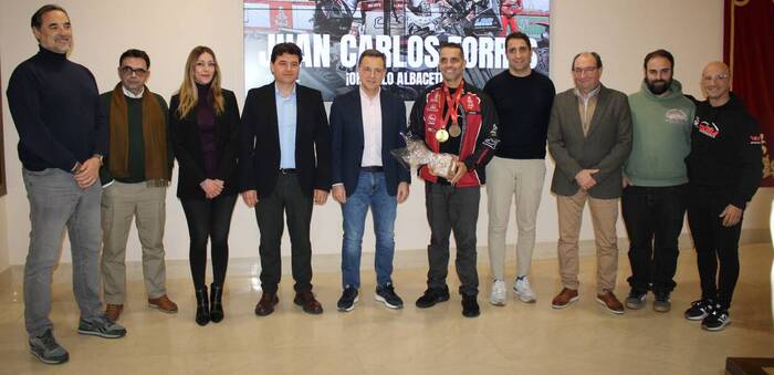 El alcalde de Albacete recibe a Juan Carlos Torres tras completar el Rally Dakar 2026 como primer piloto de la provincia en lograrlo
