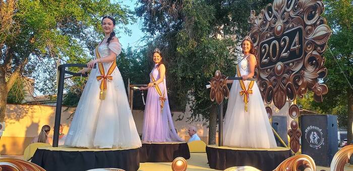 Miles de personas llenaron las calles de alegría en el Desfile-Concurso de Carrozas de la Feria de Villacañas