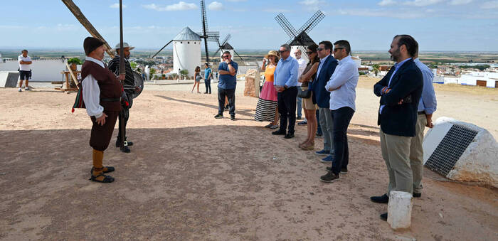 Creadores de contenido descubren la tradición molinera y cervantina de Campo de Criptana en una jornada cultural