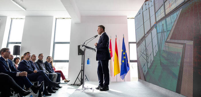 García-Page lamenta la "mediocridad" de la política actual durante la inauguración de la piscina climatizada de Villacañas