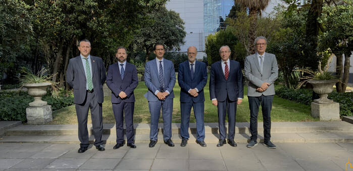 El embajador de España en Chile se interesa por el potencial de negocio y por la presencia de compradores internacionales que acredita FENAVIN
