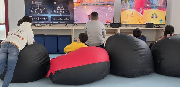 La Roda estrena su nueva sala gamer en el Centro Joven y Deportivo con videoconsolas y máquinas retro