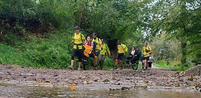 Dos torrijeñas con esclerosis múltiple culminan el Camino de Santiago en silla adaptada