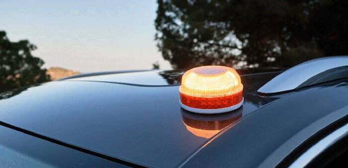 La OCU advierte que muchas balizas V16 adquiridas antes del verano pueden no estar homologadas