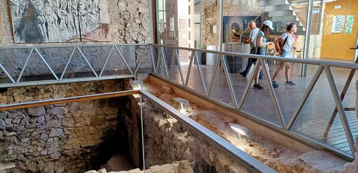 Las Cuevas de Hércules albergan la exposición colectiva ‘Arte sin fronteras’ sobre la crisis mundial y la guerra