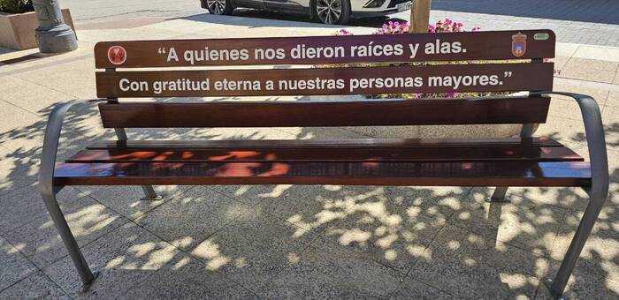 La Roda celebra el Día Internacional de las Personas Mayores con música, folclore y un banco homenaje