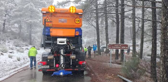 La Diputación de Albacete intensifica el operativo de carreteras ante el temporal de nieve