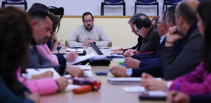 El Consejo Escolar Municipal se reúne en Toledo en busca de consenso sobre el uso de móviles en los centros educativos