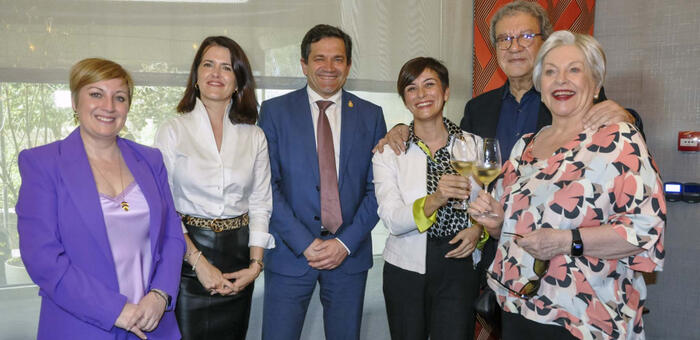 Valverde adquiere el compromiso ante los embajadores del vino de FENAVIN de mejorar la feria y anuncia una proyección vinculada a la figura del Quijote