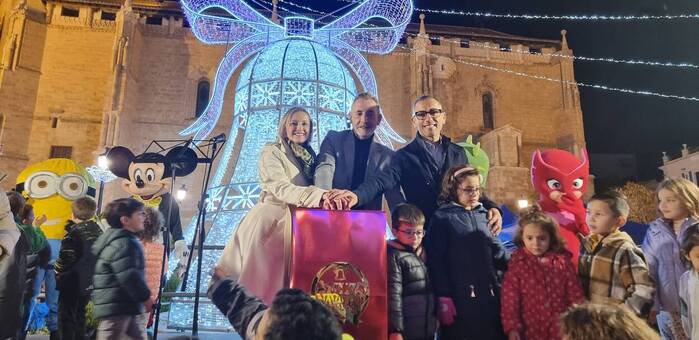 Valdepeñas inaugura su alumbrado navideño con un lazo en homenaje a colectivos sociales