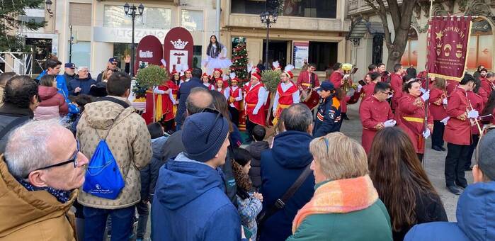 Los Carteros Reales reciben las últimas cartas de los niños y niñas de Albacete para hacérselas llegar a los Reyes Magos a través del buzón real instalado en el Altozano