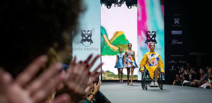 Andrea Pérez hace historia al desfilar en silla de ruedas en la pasarela 'ab Fashion' de Albacete