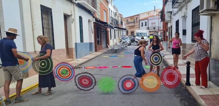 Alamillo transforma sus calles con arte textil comunitario en vísperas de sus fiestas patronales