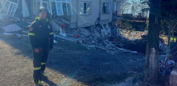 Luis Enrique Utiel, bombero de la Diputación de Albacete, volcado en la búsqueda contrarreloj de supervivientes al terremoto que este lunes sacudía Turquía y Siria