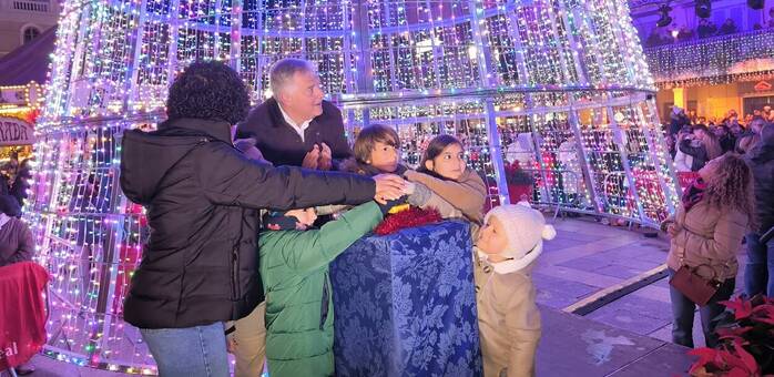 La magia navideña ilumina Ciudad Real con el encendido protagonizado por los niños de AFANION