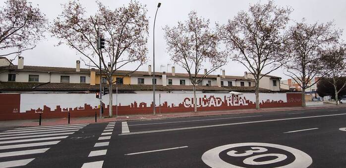 Un mural del ‘SkyLine’ de Ciudad Real da la bienvenida a los viajeros frente a la estación del AVE