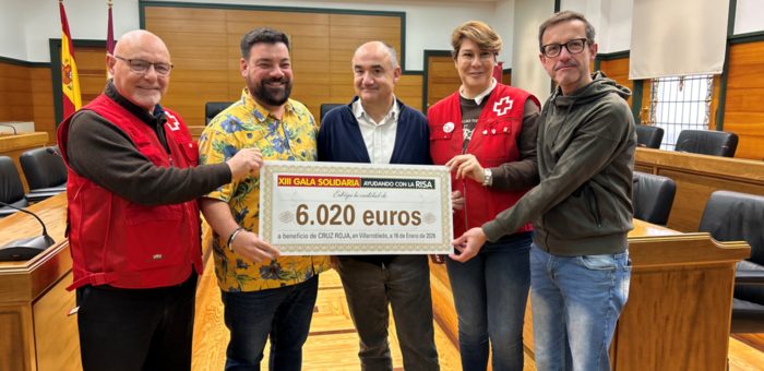 Jesús Arenas entrega 6.020 euros a Cruz Roja Villarrobledo recaudados en la XIII Gala Ayudando con la Risa