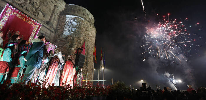 El alcalde de Toledo inaugura una Cabalgata de Reyes "muy especial" con 600 participantes y nueve carrozas