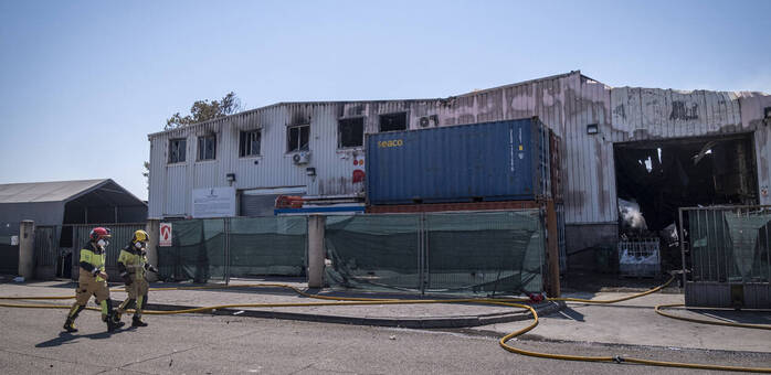 Azuqueca prevé extinguir el incendio del polígono Ródano esta semana tras controlar las emisiones