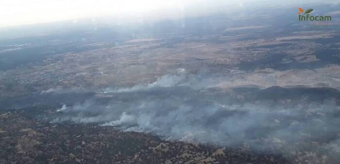 El incendio forestal de Almorox escala a nivel 1 durante la noche tras reducirse inicialmente