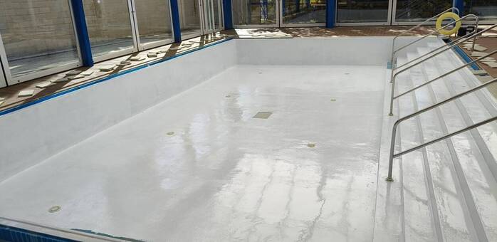 El PSOE de La Solana denuncia mala gestión en las obras de la piscina climatizada tras varias caídas de usuarios