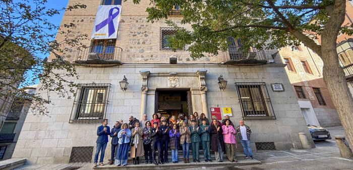 Milagros Tolón despliega el lazo morado en Toledo contra la violencia machista en el 25N