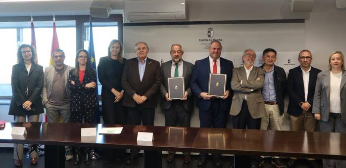 El convenio analizará costes de producción del vino, olivar, cereales y ganadería mientras se establece confinamiento aviar en toda la región