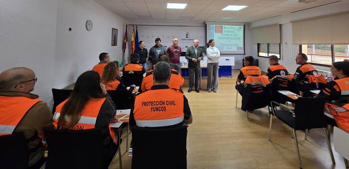 Una veintena de voluntarios de agrupaciones de Protección Civil se forman en reanimación cardiopulmonar y atención sanitaria inicial