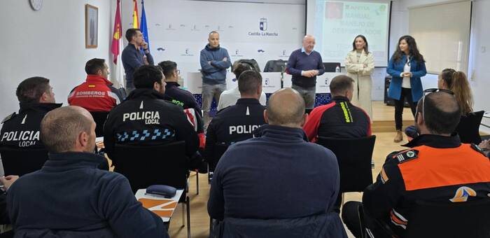 Más de una veintena de integrantes de grupos de intervención en emergencias se forman en reanimación cardiopulmonar y utilización del desfibrilador automático