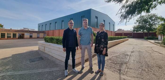 El pabellón del colegio de El Lucero de Valdepeñas abre tras la renovación integral de su cubierta 