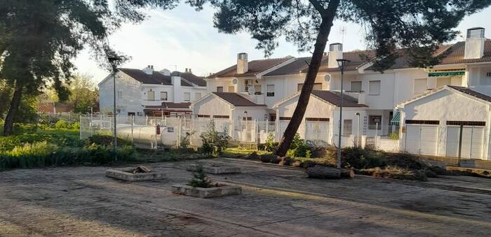 El Ayuntamiento de Almodóvar de Campo apoya la puesta en marcha de la zona de jardines en la Residencia El Pinar