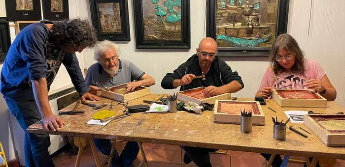 El maestro cincelador Mariano Canfránc transmite su conocimiento a otros artistas