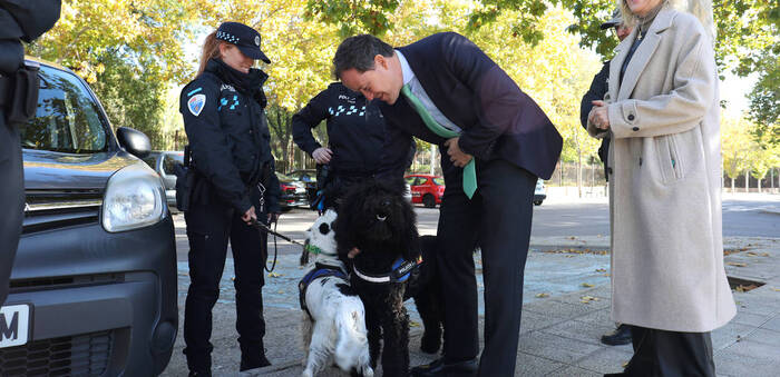 Toledo estrena su policía de barrio con una oficina móvil que recorrerá todos los distritos