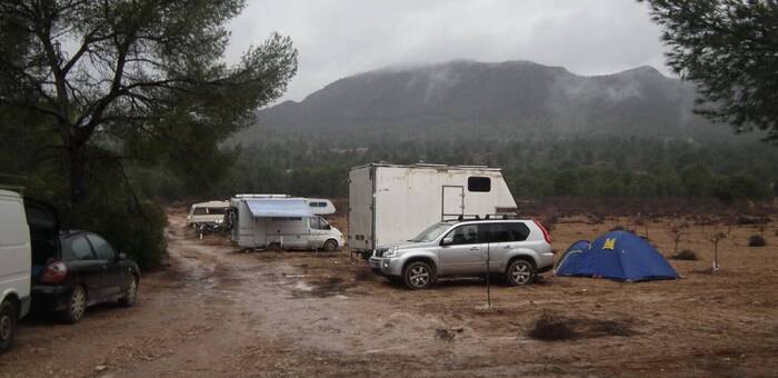 La lluvia y el barrizal aceleran la salida de asistentes de la rave de Férez
